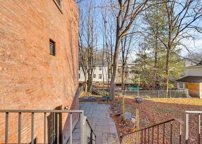Walk To Waterfront: Chic Hudson Valley Garden Apt