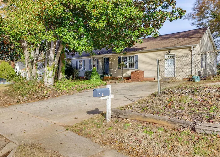 4 Mi To Dtwn: Home W/ Fire Pit In Greenville