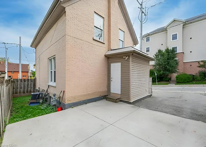 4 Bedroom Luxury House, Free Parking, Next To Lrt, Kitchener Downtown, Near Chicopee Ski Club