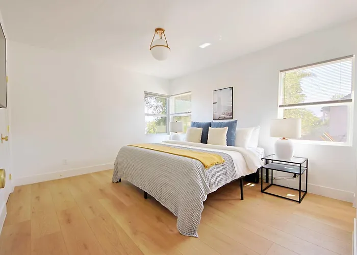Stylish 4B3B Villa Near Sunset Blvd