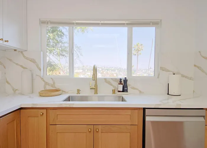 Stylish 4B3B Villa Near Sunset Blvd
