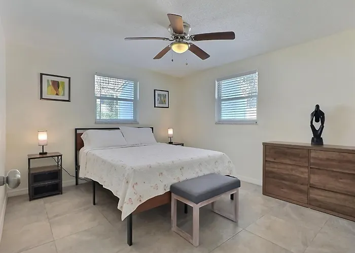Updated Unit With Easy Beach Access On Siesta Key