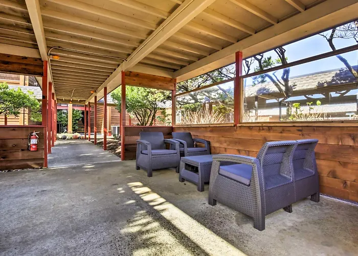 Lincoln City Condo: Pool Access, Walk To Beach!