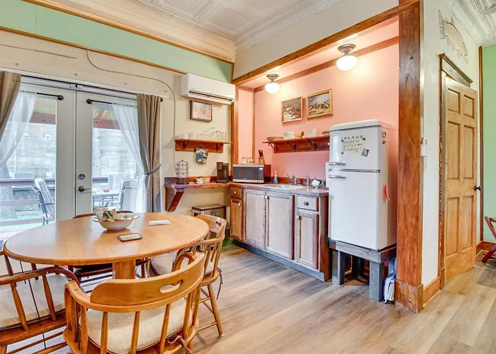 Walk To White River: Cozy Studio, Driftys Hideaway