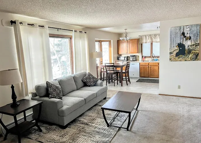 Spacious Downtown 2-Bdrm Apartment