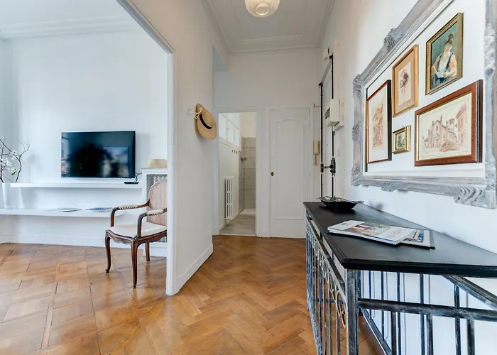 Elegant Condo With Balconies In The Heart Of Nice