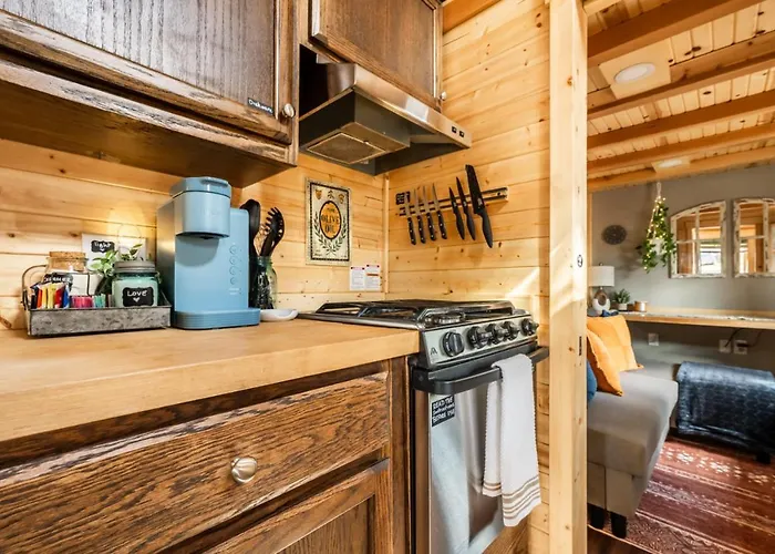 Luxury Glamping Tiny Haven, Firepit & Grill