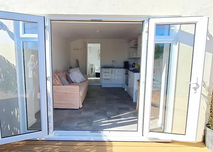 The Snug - For Eurotunnel, Le Shuttle, North Downs Way & Golf