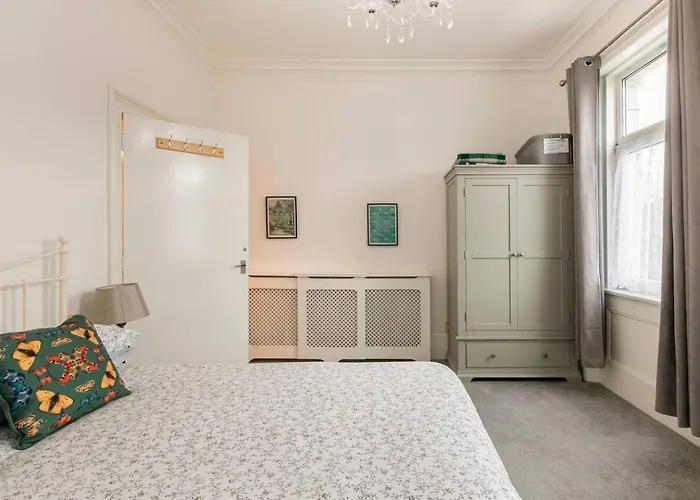 4 Bed Home 3 Mins From Harbour + Sandy Beach