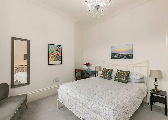 4 Bed Home 3 Mins From Harbour + Sandy Beach