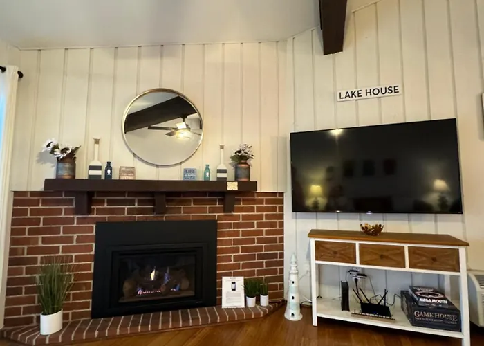 Newly Remodeled Mid-Century Modern Lake Condo
