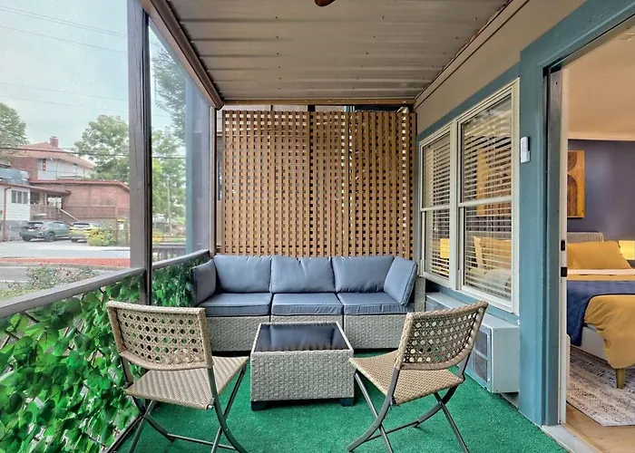 Charming Downtown Helen Getaway