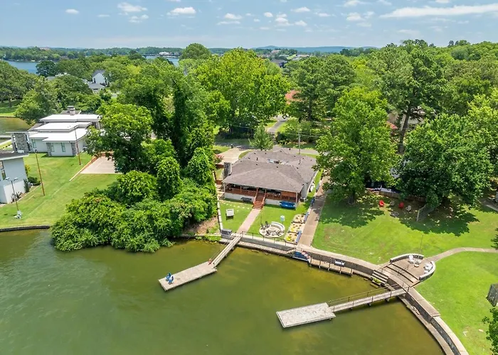 Steps To The Lake, Game Room & More! Sleeps 9
