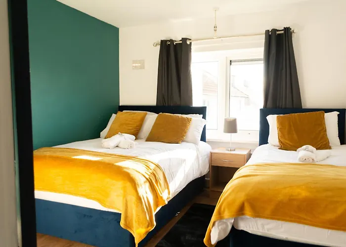 Leicester 3 Bedrooms Homely House Sleeps Seven Comfortably With Three Double Beds And One Single Bed Free Parking On Private Drive For Upto 3 Cars Vans For Business Travellers Contractors And Holiday Goers Near All Major Transport Links