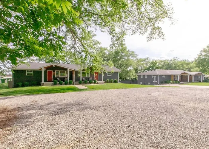 Spacious 3 Bedroom Historic Franklin Quadplex