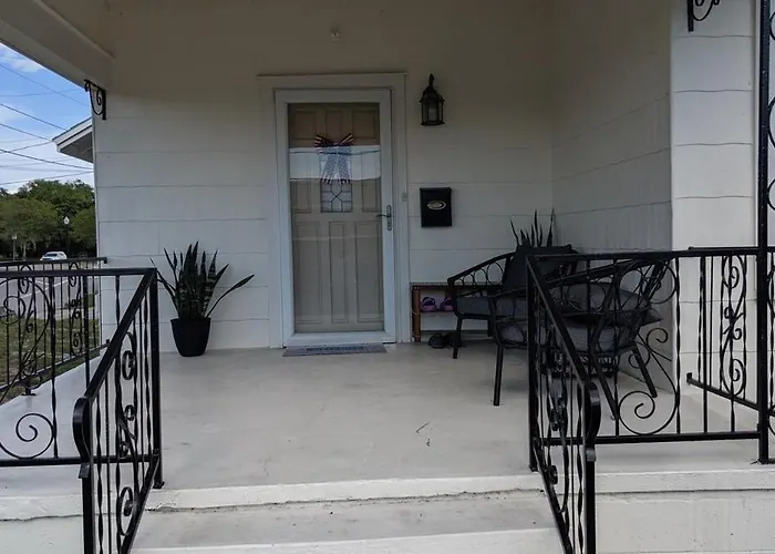 Cute 2B2B House, Walk To Sponge Dock, Pet Friendly