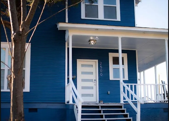 Blue Corner Luxe, Timeless Charm Near Downtown