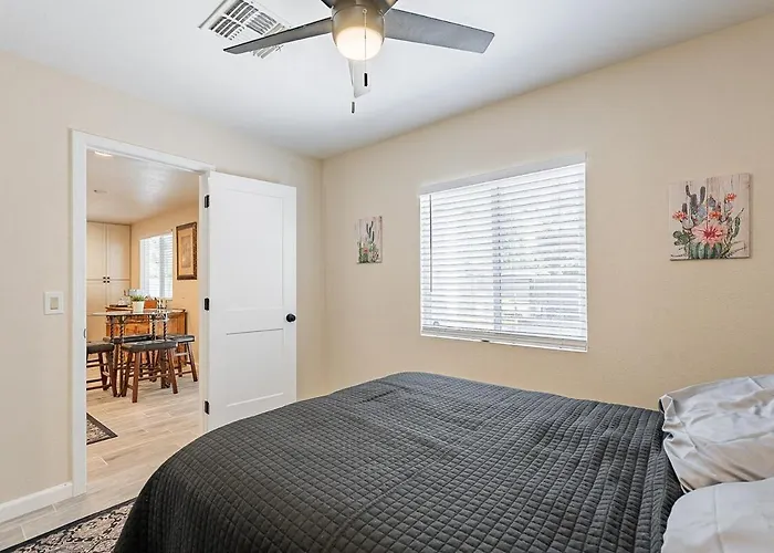 4-Bedroom House In Gilbert - Remodeled Retreat