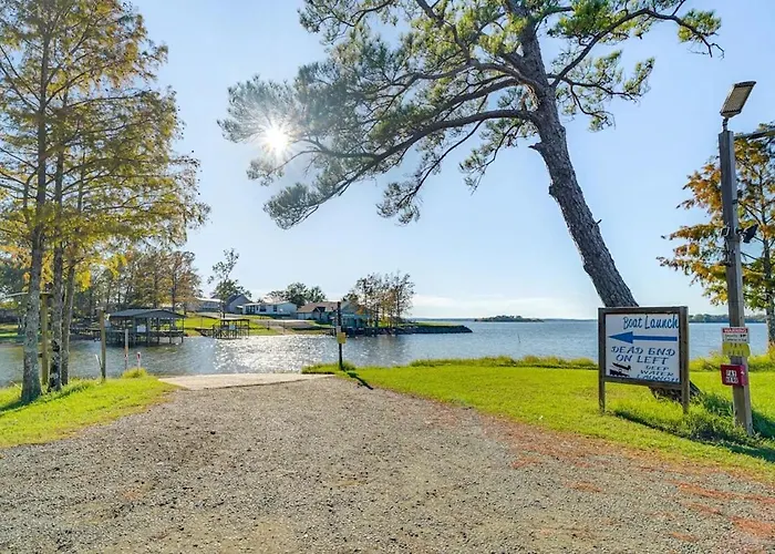 The Hill-Ton - Lake View, Across From 1215 Launch