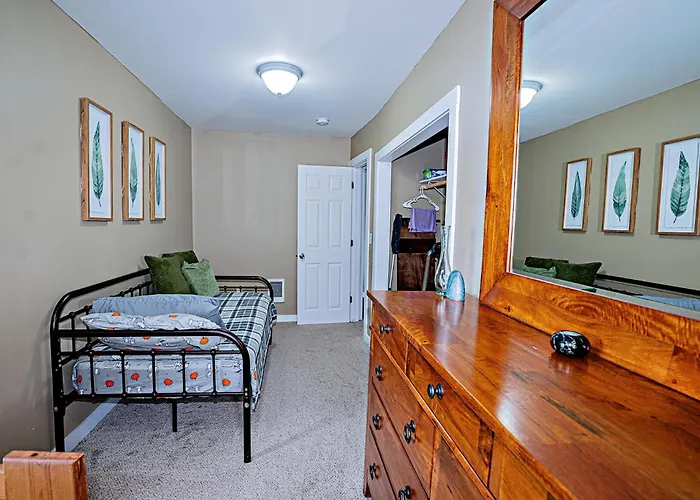 Peak Haven: 2Br Mountain View