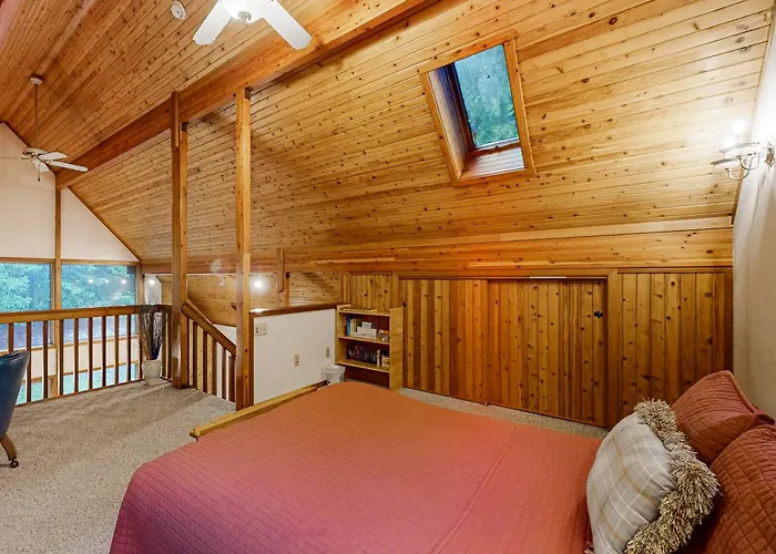 Redwood Rest Getaway - Cedar Home With Loft & Deck