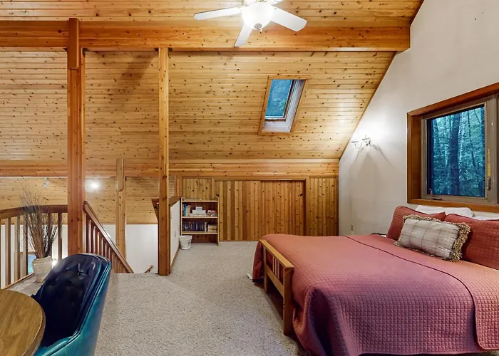 Redwood Rest Getaway - Cedar Home With Loft & Deck