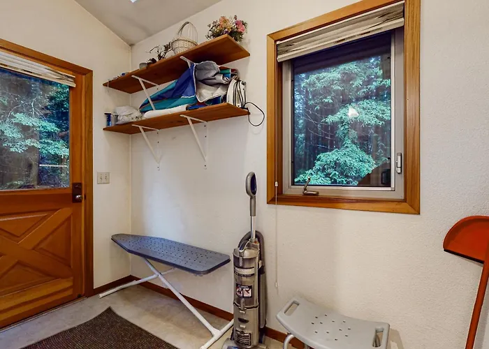 Redwood Rest Getaway - Cedar Home With Loft & Deck