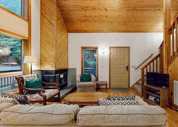 Redwood Rest Getaway - Cedar Home With Loft & Deck