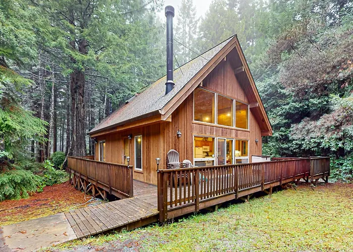 Redwood Rest Getaway - Cedar Home With Loft & Deck