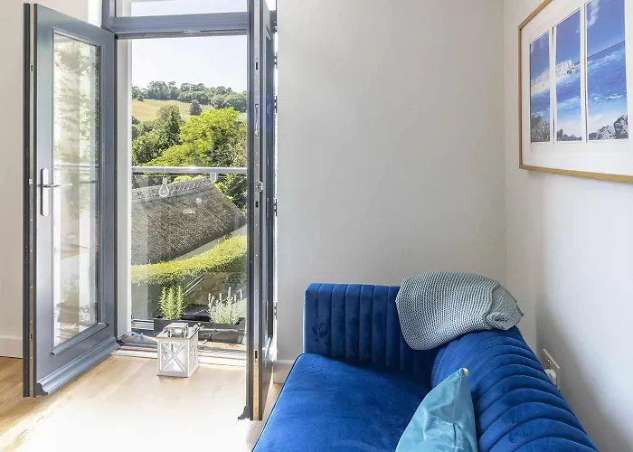Oystercatcher Number 6 , 2 Bedrooms King Size Bed In Double Room Maidencombe Village
