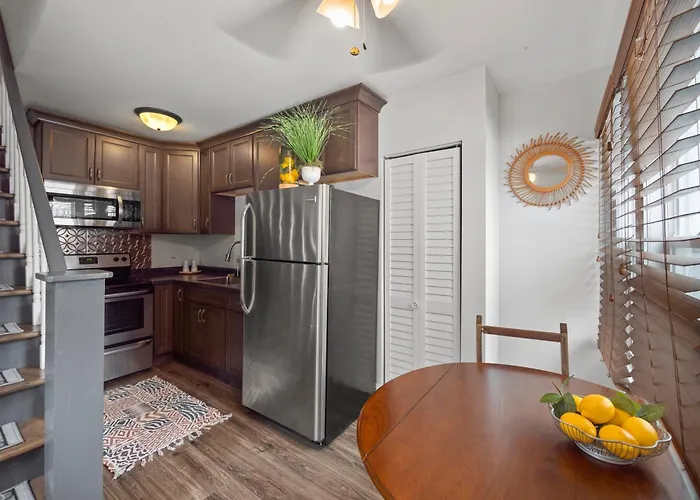 Cheerful 5-Bedroom W/Screened Patio, Sleeps 10 In The Heart Of Fremont!