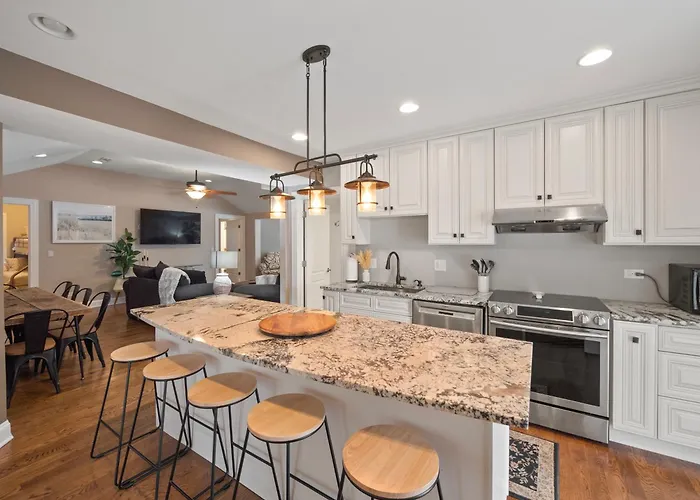 Cheerful 5-Bedroom W/Screened Patio, Sleeps 10 In The Heart Of Fremont!