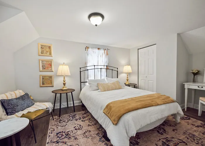 Cheerful 5-Bedroom W/Screened Patio, Sleeps 10 In The Heart Of Fremont!