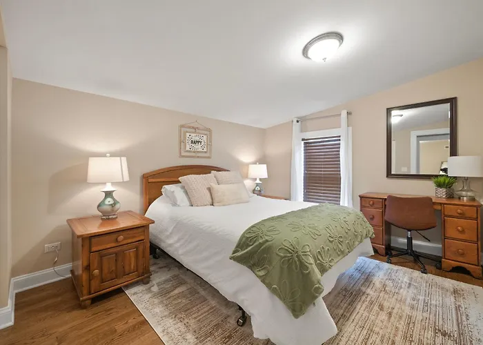 Cheerful 5-Bedroom W/Screened Patio, Sleeps 10 In The Heart Of Fremont!