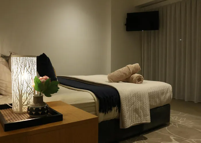 Broadbeach Stunner Modern And Central