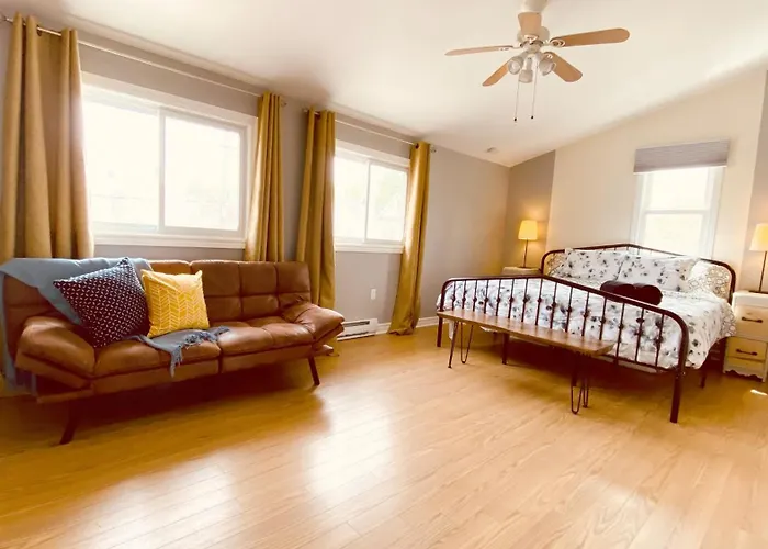 Kingstonstays The Neighbourhood, Expansive Loft, Free Parking