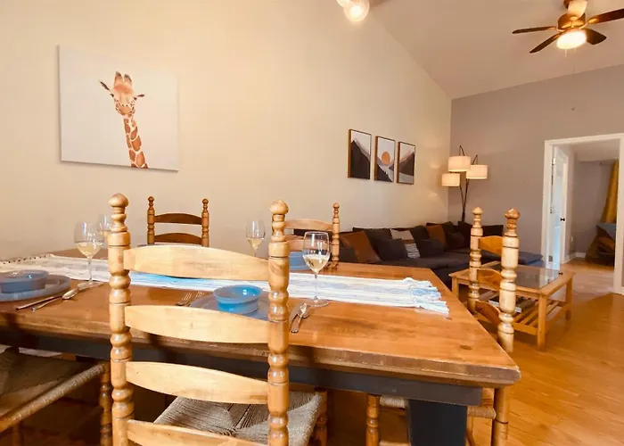 Kingstonstays The Neighbourhood, Expansive Loft, Free Parking