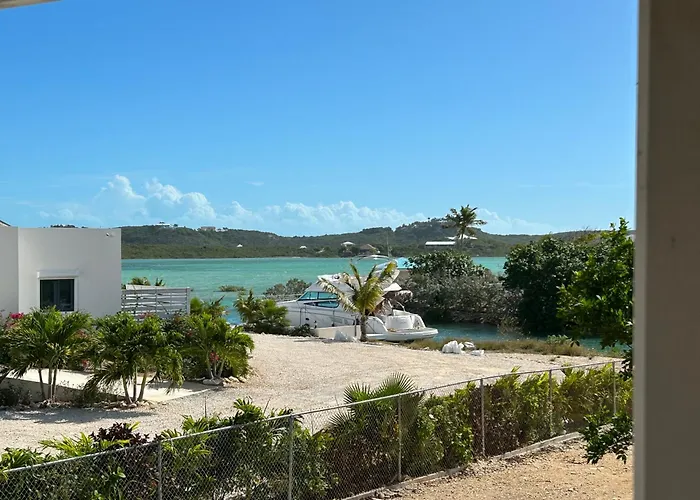 Blue Bird Villa - Turks & Caicos
