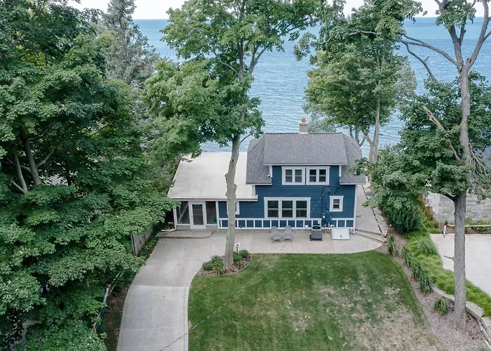 Lake Michigan Beach Cottage - Beach Access And Stunning Views.