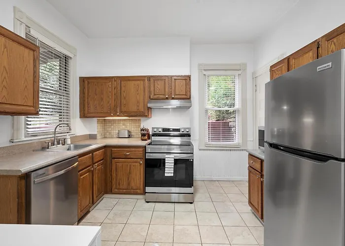 Oakland, Pittsburgh !B Stylish And Quiet Private Bedroom With Shared Bathroom