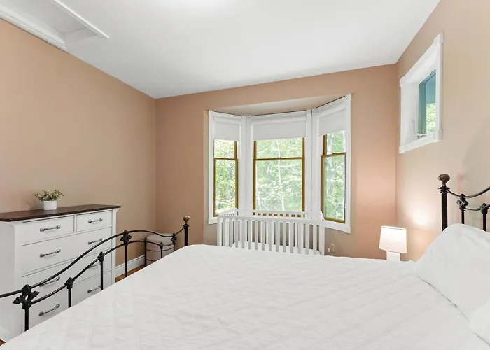 Experience Luxury At Lakefront Villa