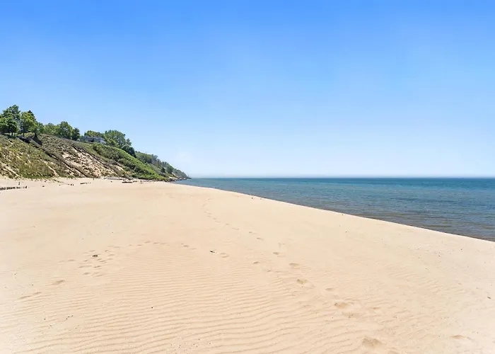 Experience Luxury At Lakefront Villa