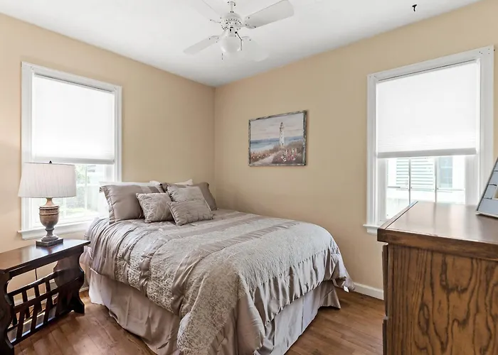 Peaceful Pastel - Cheerful Cottage Close To Pere Marquette And Muskegon Lake - Pet Friendly