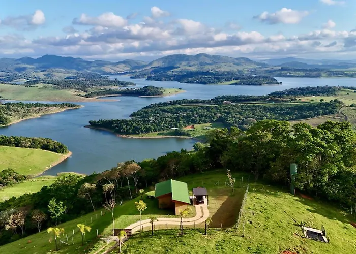 Chalé com borda infinita vista para represa