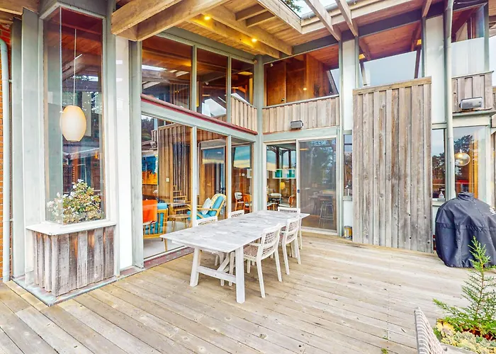 Stunning Elk House Oceanfront Deck & Views