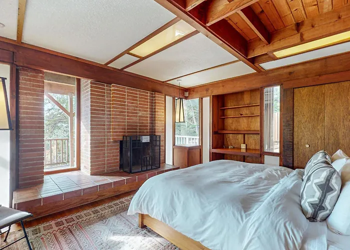 Stunning Elk House Oceanfront Deck & Views