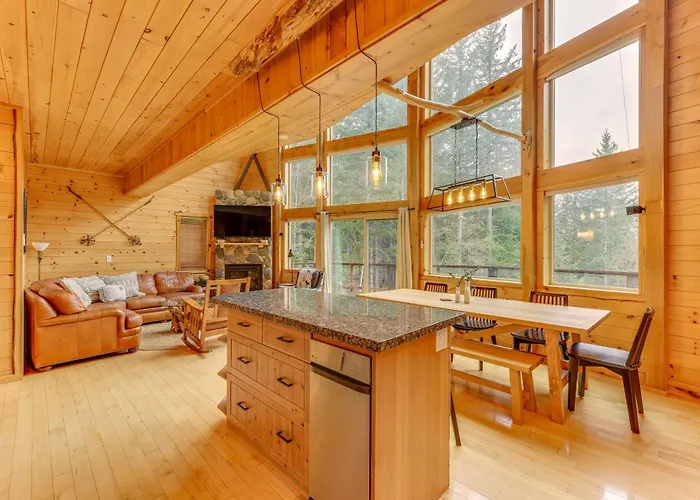 'Grizzly Tower' Packwood Cabin W/ Hot Tub!