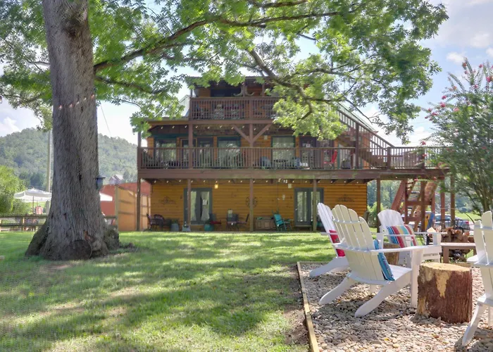 3 Mi To Great Smoky Mtn Np: Riverfront Retreat