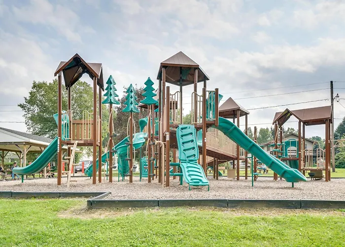 Walk To Beach & Lake: Idyllic Escape In Edinboro!