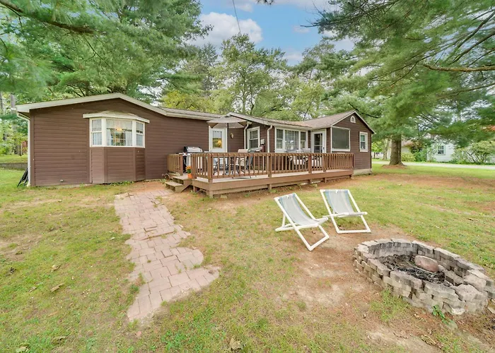 Walk To Beach & Lake: Idyllic Escape In Edinboro!